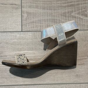 CHARLESTON SHOE CO NWB Dewberry Wedge Sandal in Perla SIZE 8